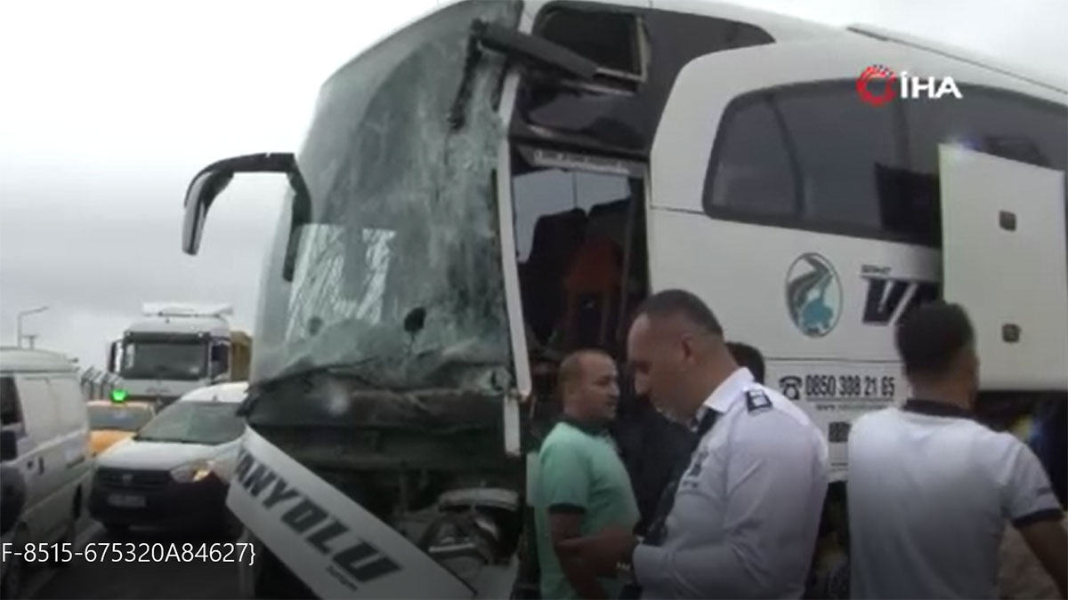 Arnavutköy'de yolcu otobüsü kaza yaptı: Yaralılar var