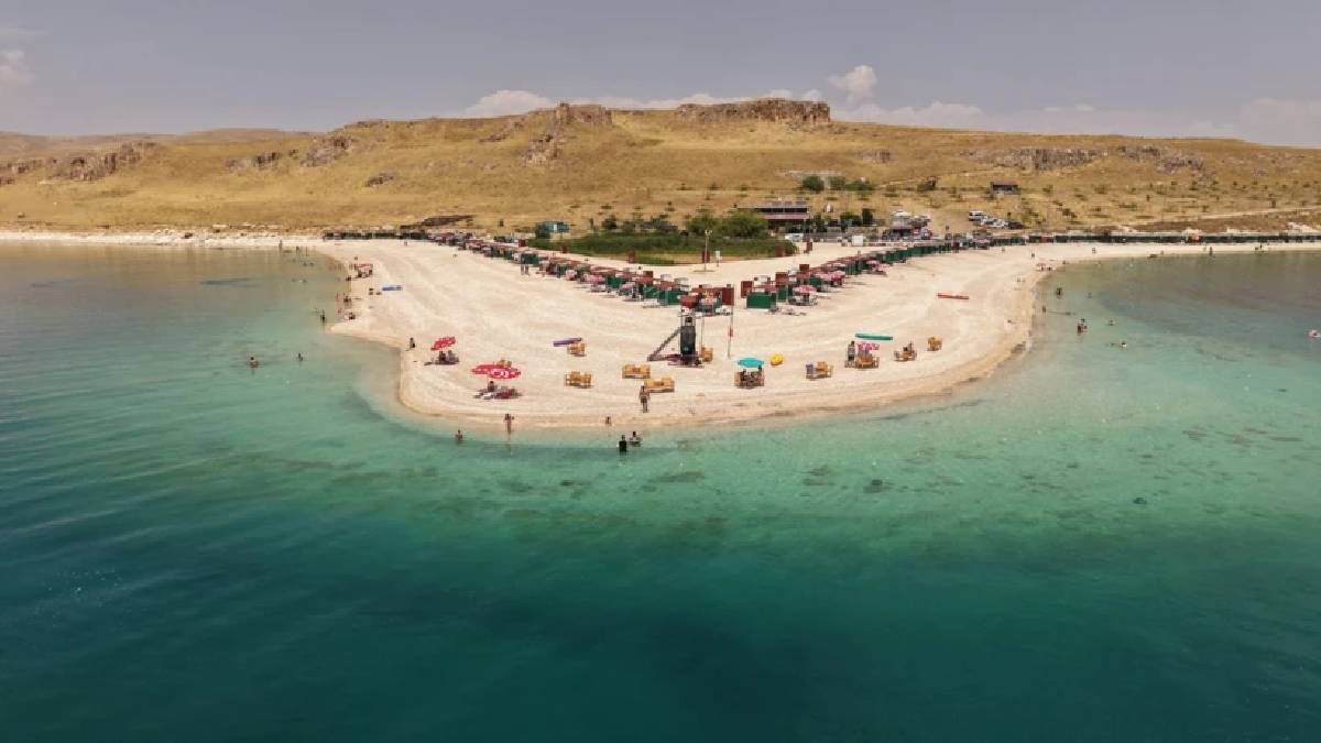 Gören Maldivler sanıyor ama burası Van! Cam gibi berraklığıyla hayran bırakıyor