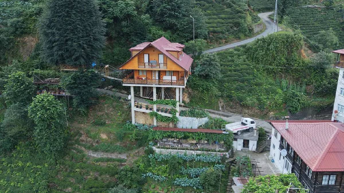 Ev yapacak arazi bulamadı Karadeniz aklı devreye girdi! Altından yol geçiyor üstte villasında yaşıyor