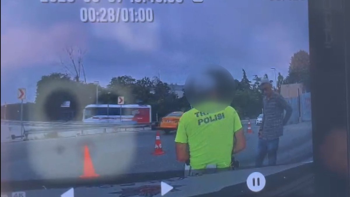 Trafik polisine bıçaklı saldırı kamerada: Saldırgan bacağından vurularak yakalandı