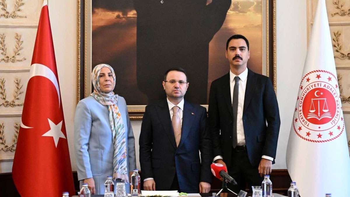Bakan Gürlek, Muhsin Yazıcıoğlu’nun ailesiyle görüştü