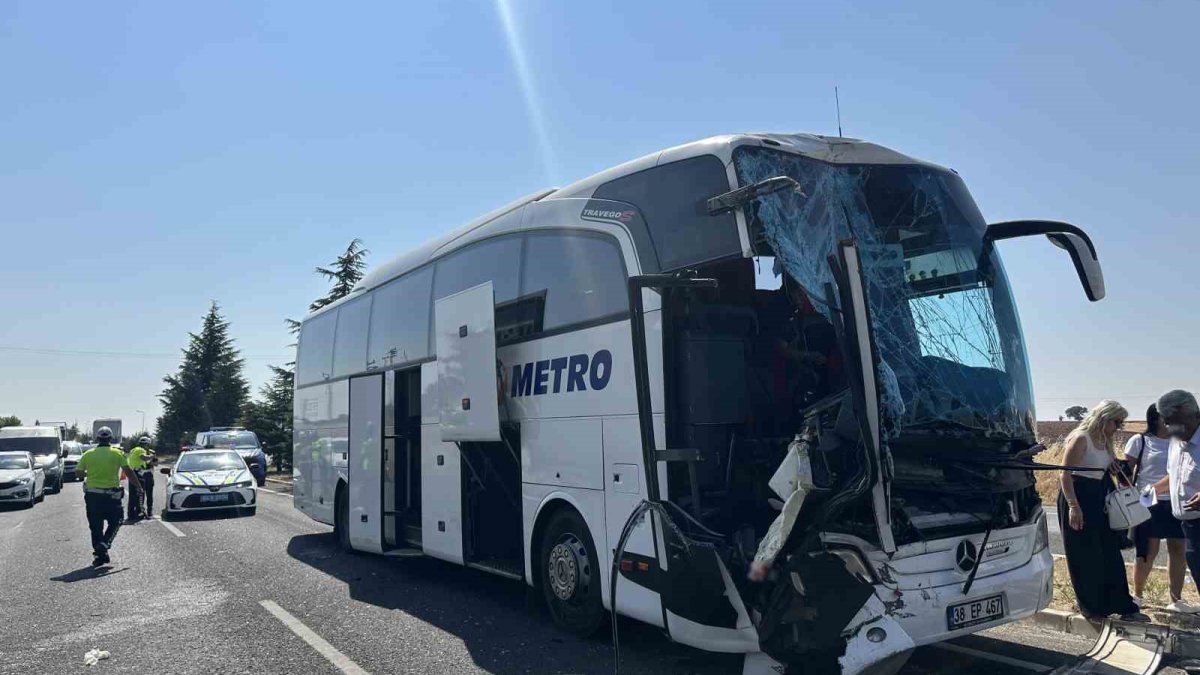 Uşak’ta yolcu otobüsü kamyona çarptı: 1’i ağır 8 yaralı