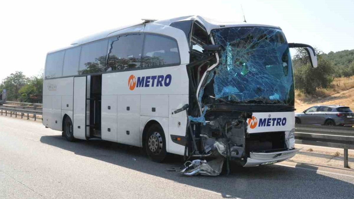 Manisa'da yolcu otobüsü kamyona çarptı: 1 ölü, 7 yaralı