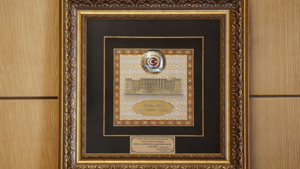 Bahçeli, TBMM Başkanı Kurtulmuş'a tablo hediye etti