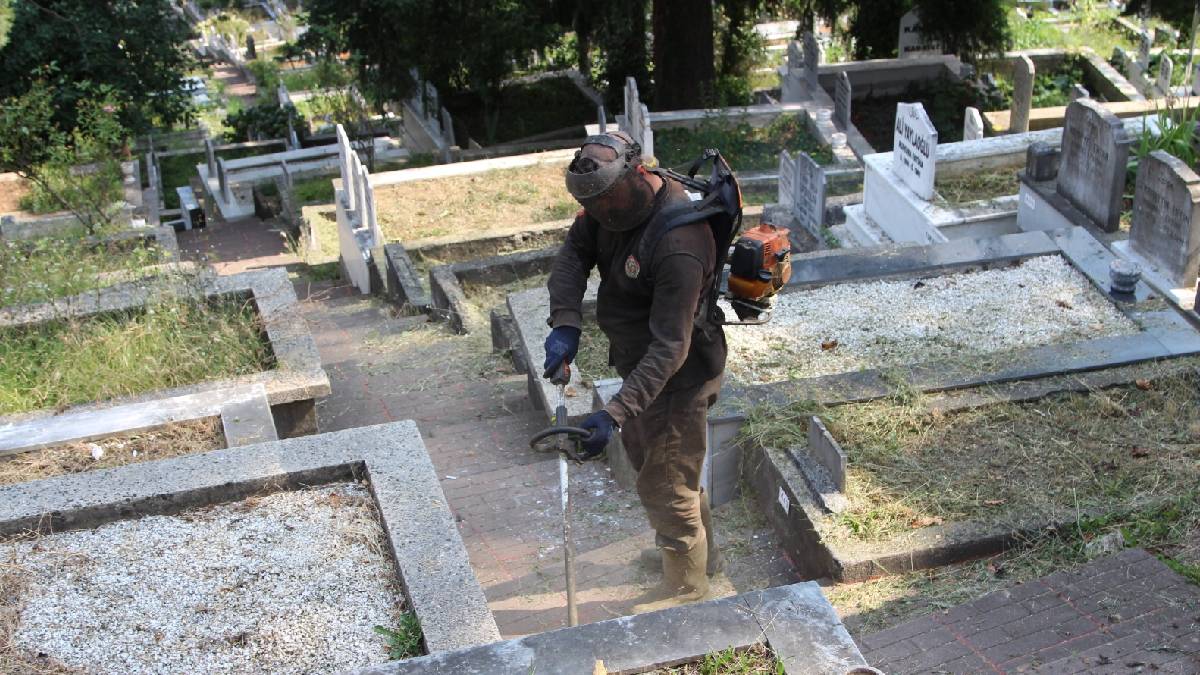 Giresun Belediyesinden mezarlıklarda kapsamlı temizlik çalışması
