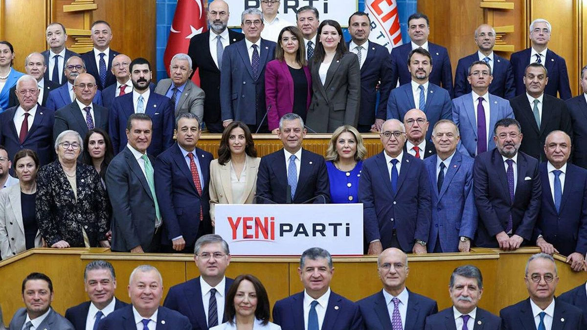 YENİ Partili vekillerden Özel’e ortak destek bildirisi: "Sımsıkı ve kol kola arkasındayız"