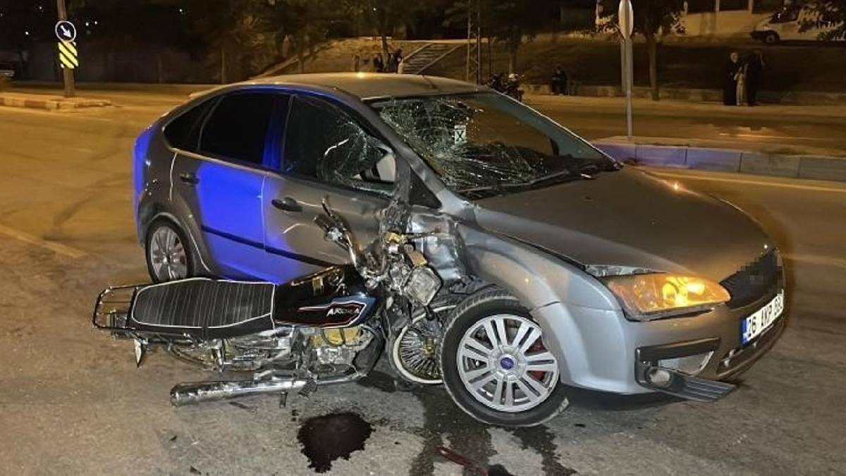 Karaman’da motosiklet otomobile ok gibi saplandı