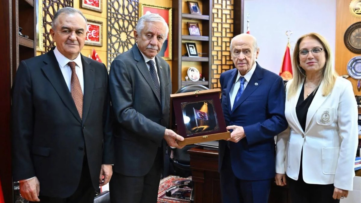 MHP TBMM Grubu'ndan Bahçeli'ye ziyaret: "Lider Ülke Türkiye" temalı hediye takdim edildi