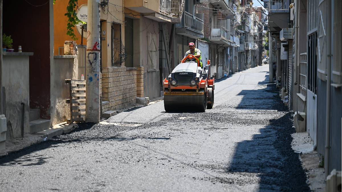 Bornova'da 282 sokakta asfalt atağı sürüyor
