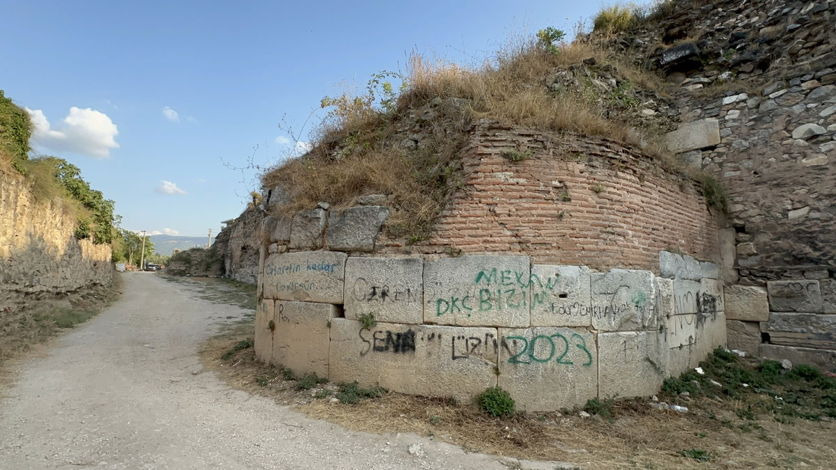 Binlerce yıllık İznik surlarını sprey boyayla kirlettiler