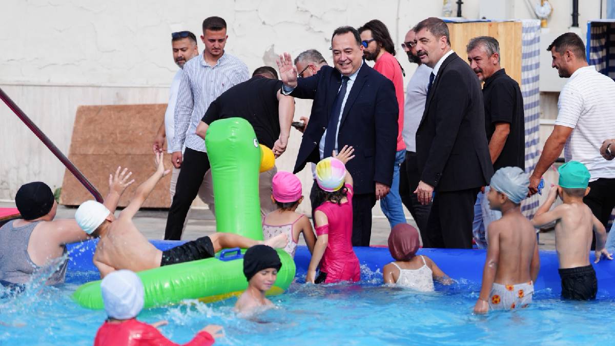 Manisa’da çocuklar hem serinliyor hem yüzmeyi öğreniyor