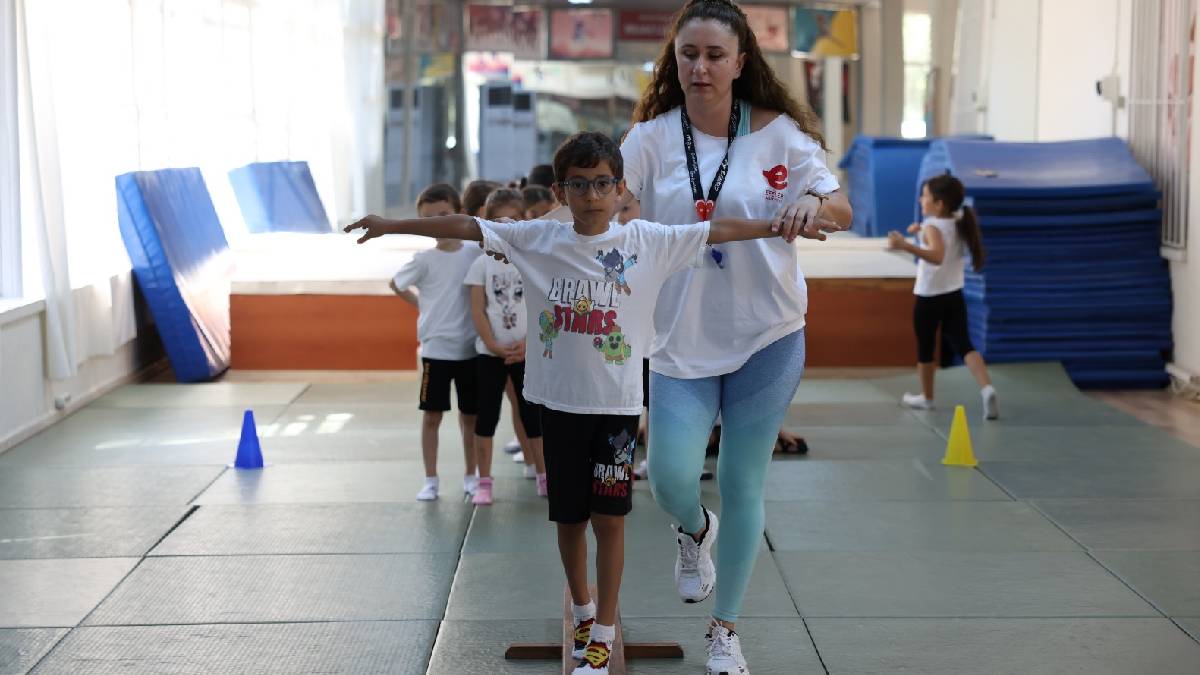 Efeler’de minikler jimnastikle güçleniyor