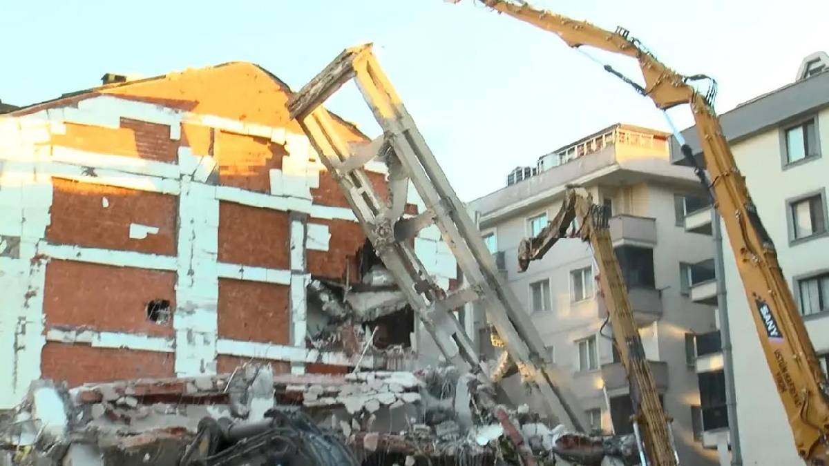 Bahçelievler’de yıkım sırasında 6 katlı bina çöktü