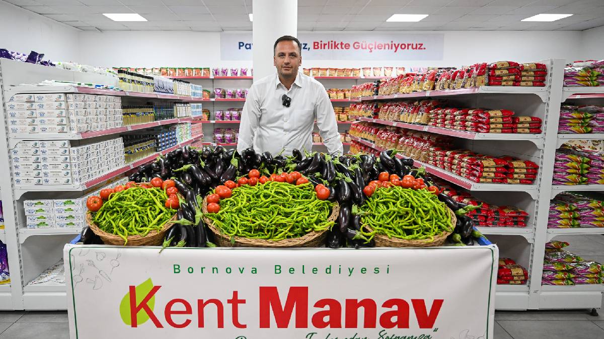 Tarladan Kent Market’e uzanan dayanışma: Bornova’da hasat edilen yaz sebzeleri ihtiyaç sahipleriyle buluşuyor