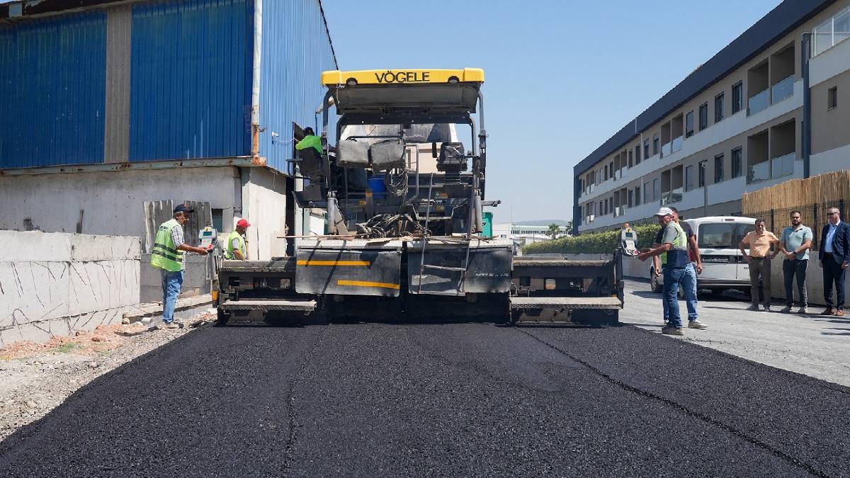 Gaziemir’de asfaltlama atağı: 4 bin 470 ton asfaltla yollar yenileniyor