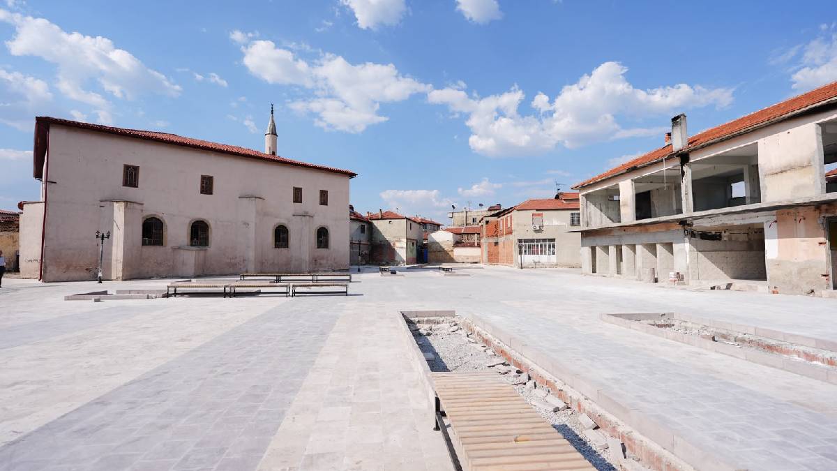 Kula’nın tarihi merkezine yeni meydan