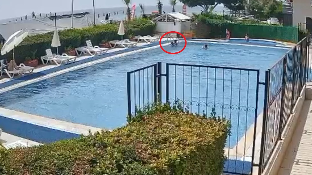 Havuzda boğulma tehlikesi geçiren çocuğu görevli kurtardı: O anlar kamerada