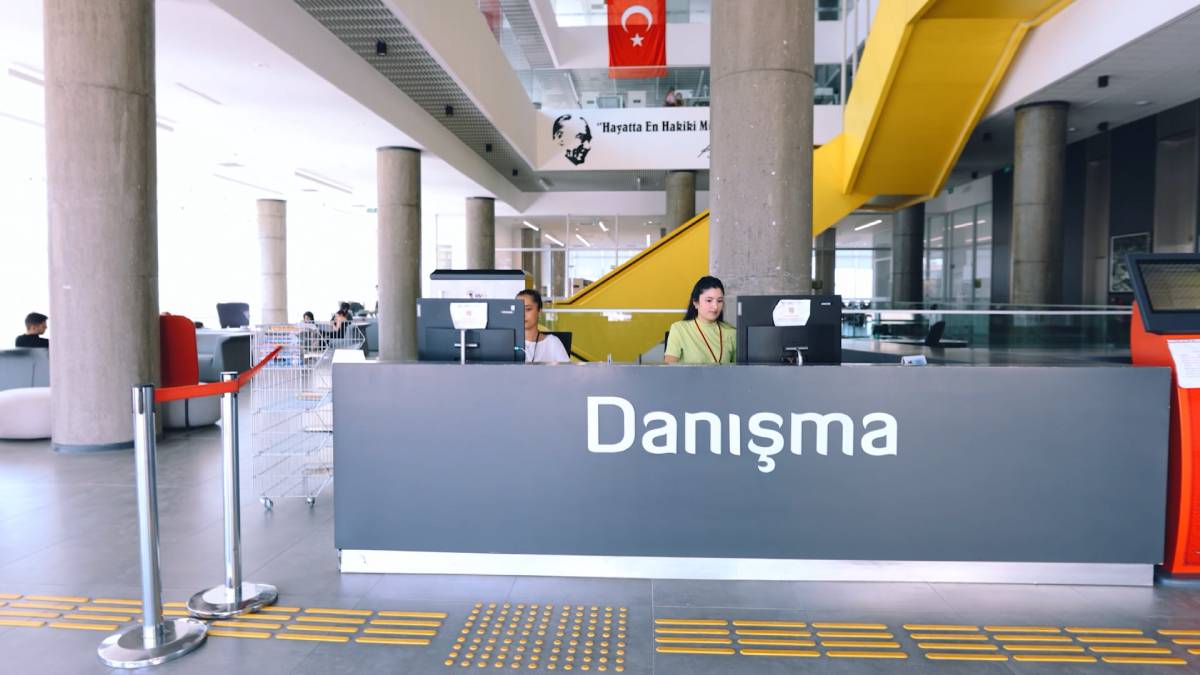 Tadilatı tamamlanan merkez kütüphane yeniden hizmet vermeye devam ediyor