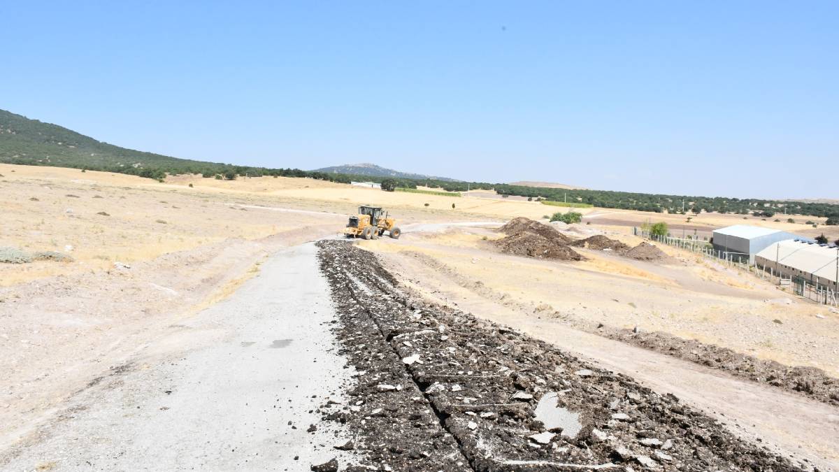 Taşlık Çiftlik Köyü’nde çidem için yol çalışmaları başladı