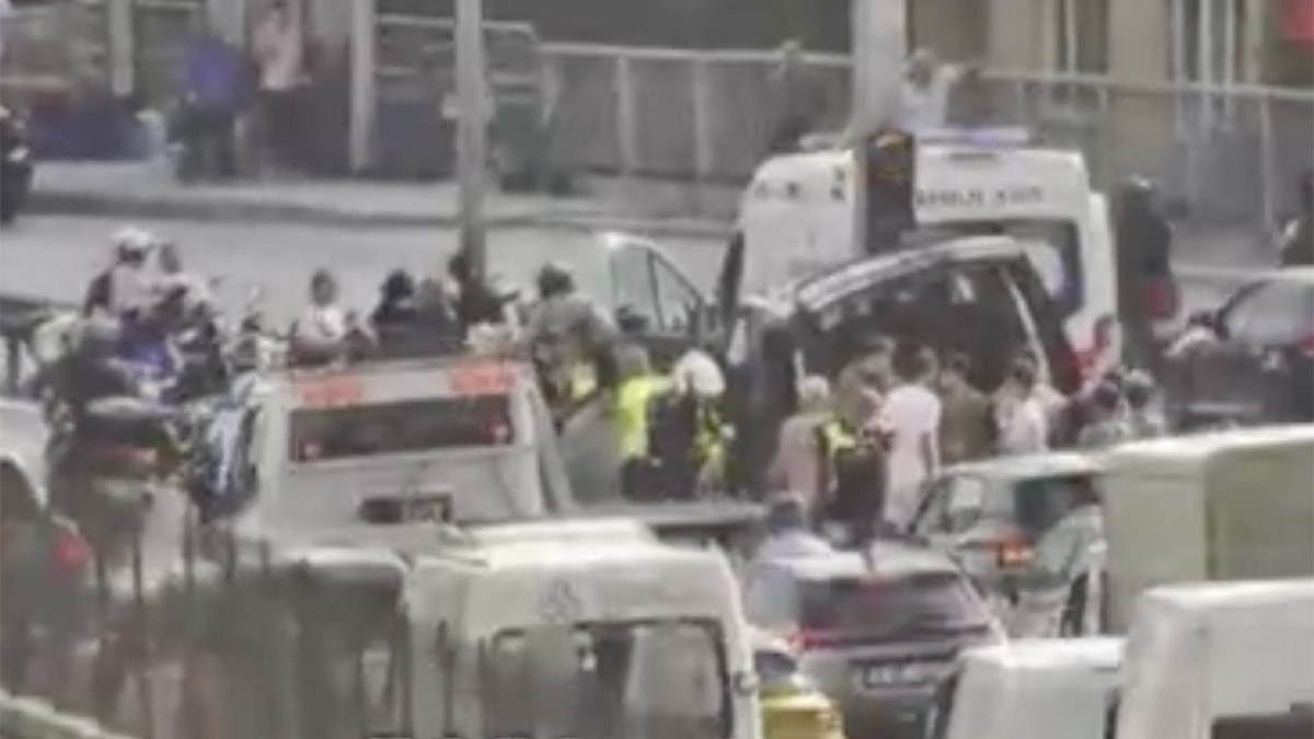 Son dakika! Küçükçekmece’de hafif ticari araç bariyerlere çarptı: Çok sayıda ekip sevk edildi