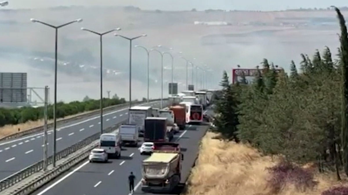 Silivri'de yangın paniği! TEM Otoyolu trafiğe kapatıldı