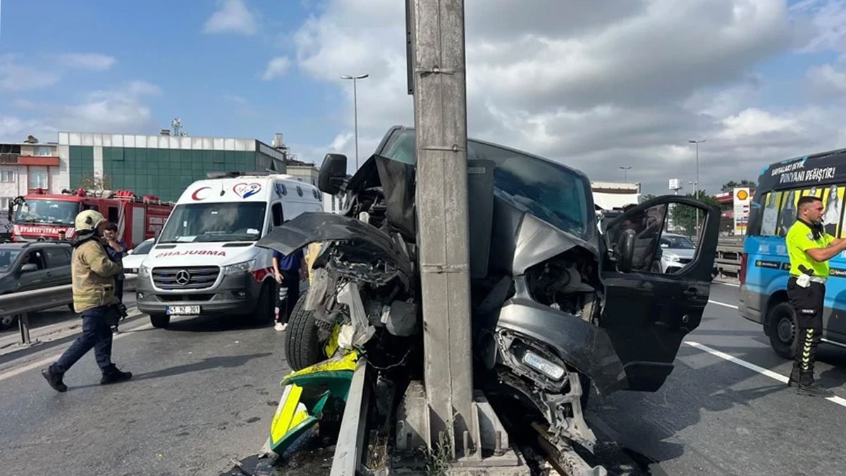 Küçükçekmece'de korkutan kaza: 5'i ağır 13 çocuk yaralandı
