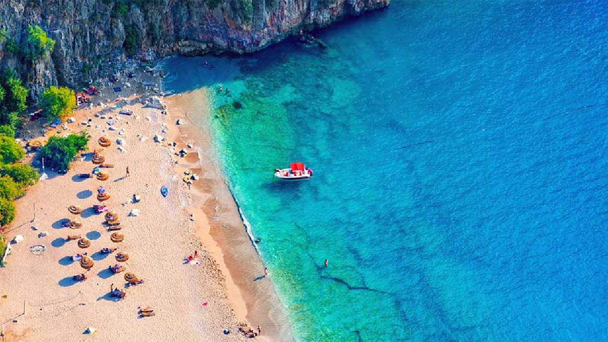 Ölüdeniz’e değil artık herkes buraya gidiyor! Berrak denizi, sarı kumları ve uygun fiyatıyla cezbediyor