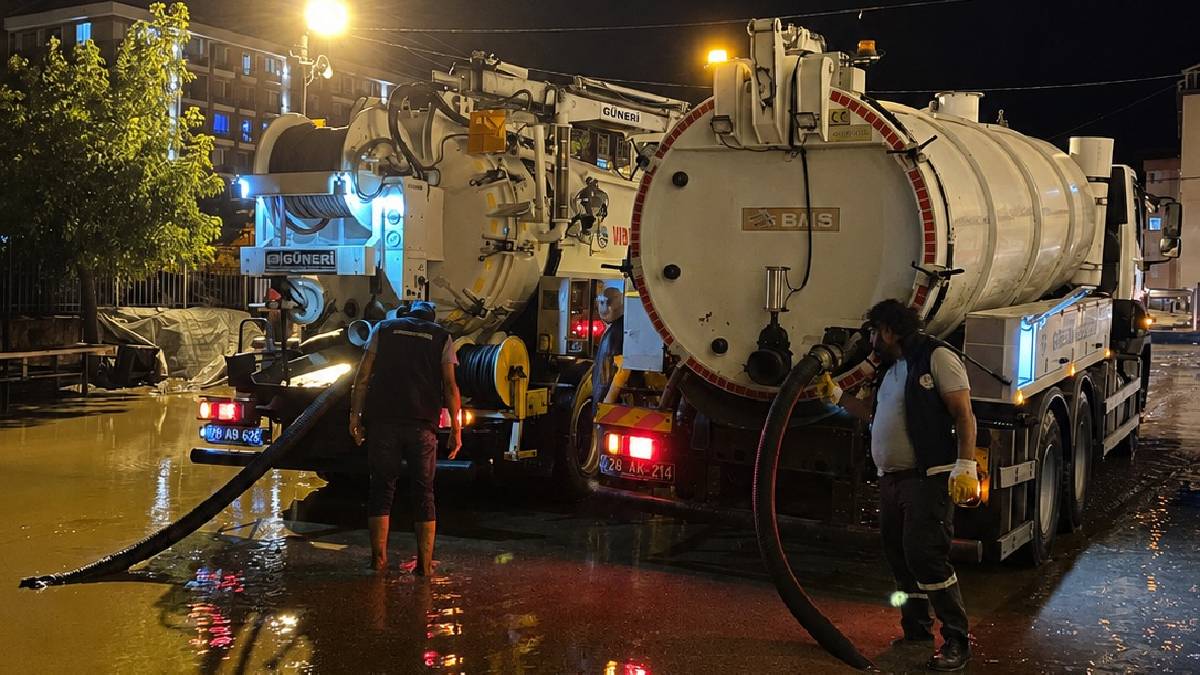 Giresun Belediyesi ekipleri selin yaralarını sarmak için gece boyunca sahadaydı
