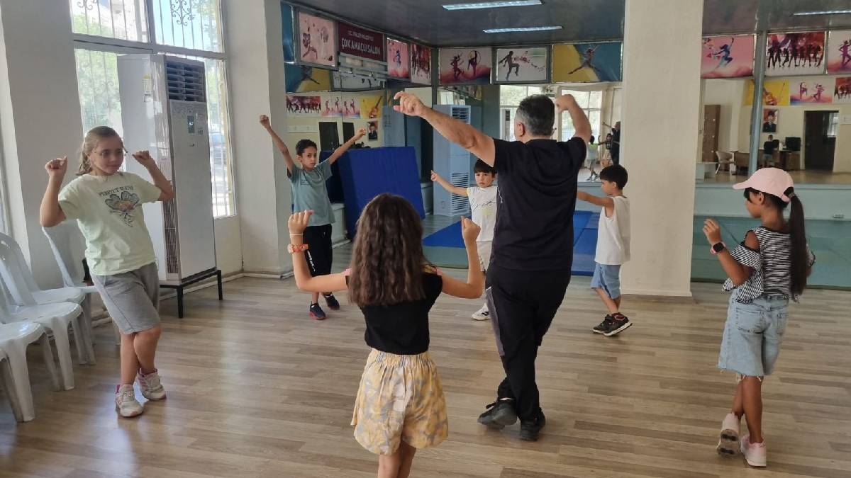 Efeler’in çocukları yöresel oyunları öğreniyor