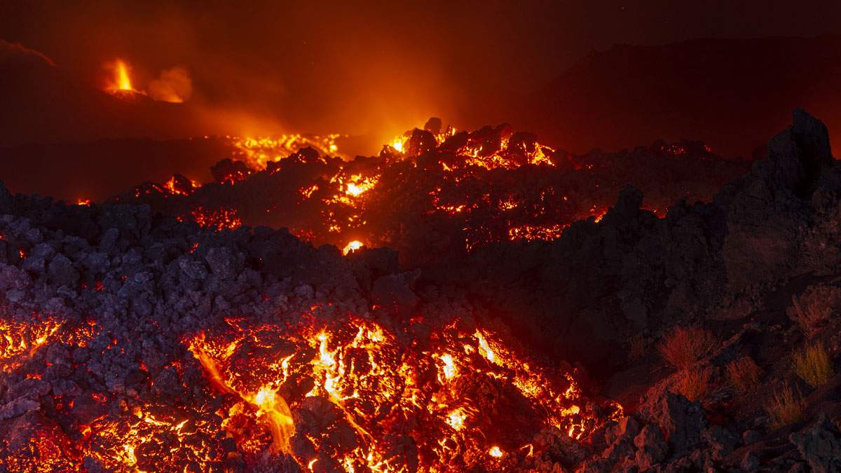 Etna alarm veriyor: Lav akıyor, uçuşlar durdu