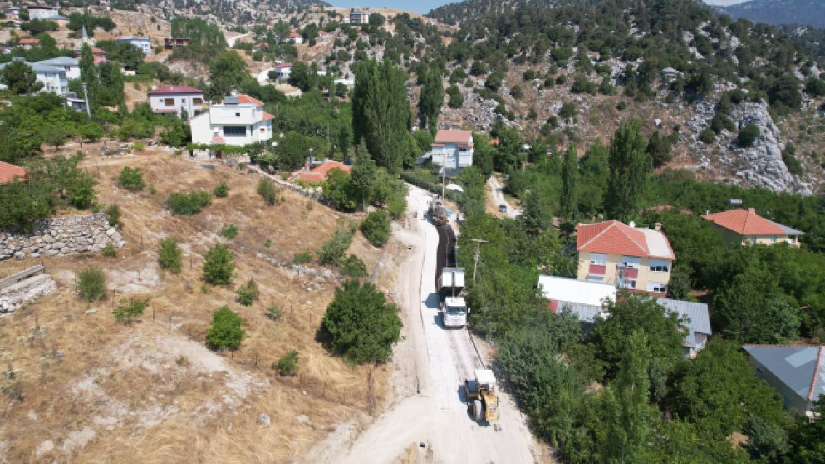 Karagöl Yaylası’nda yapılan çift kat emülsiyon asfalt çalışmasının üç kilometrelik kısmı tamamlandı!