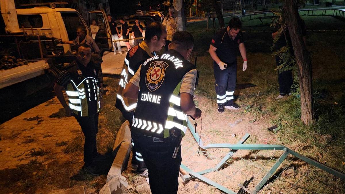 Edirne’de otomobil takla attı: Kopan parmak dakikalarca arandı