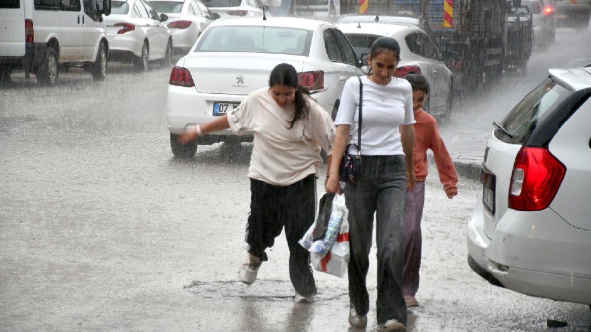 Sağanak yağmur ve fırtına geliyor: Bu bölgeler dikkat! Rüzgarın hızı saatte 80 kilometreye ulaşabilir