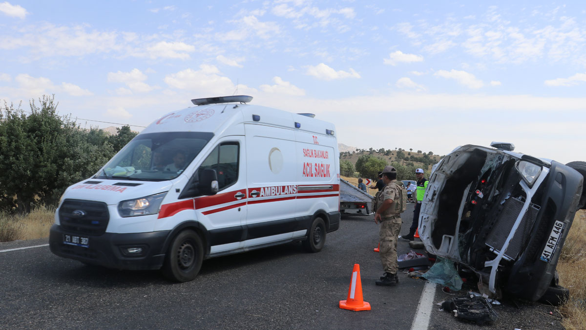 Diyarbakır’da minibüs devrildi: 3 ölü, 11 yaralı