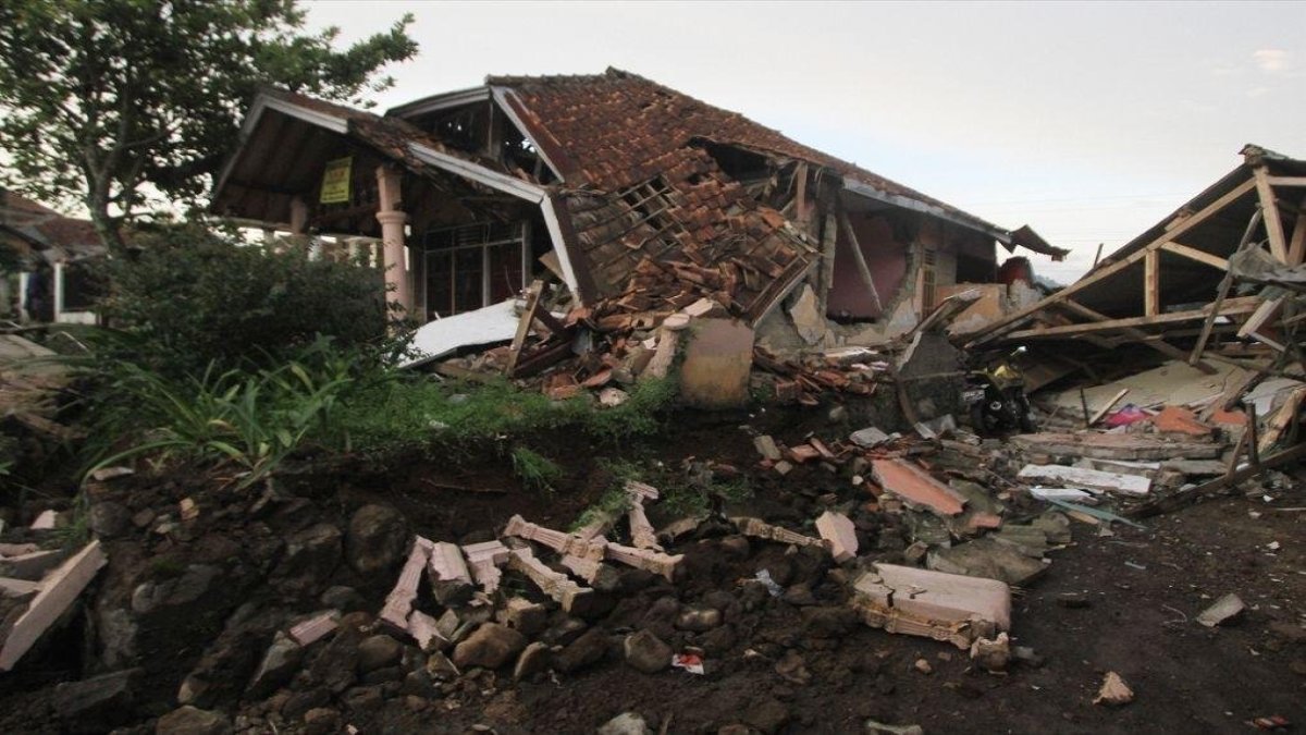 Endonezya’daki 7.7’lik depremde can kaybı 38’e yükseldi