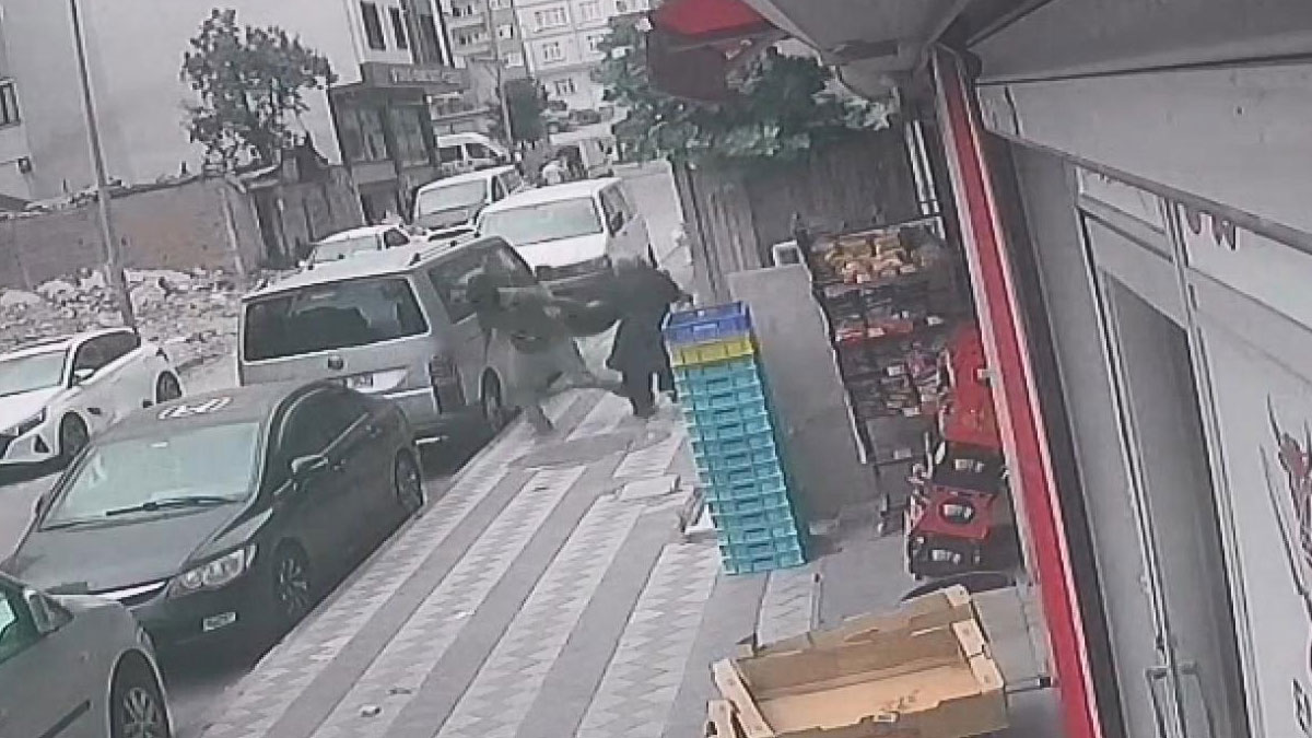 Sultangazi'de kuyumcudan çıkan kadına motosikletli gasp girişimi: O anlar kamerada
