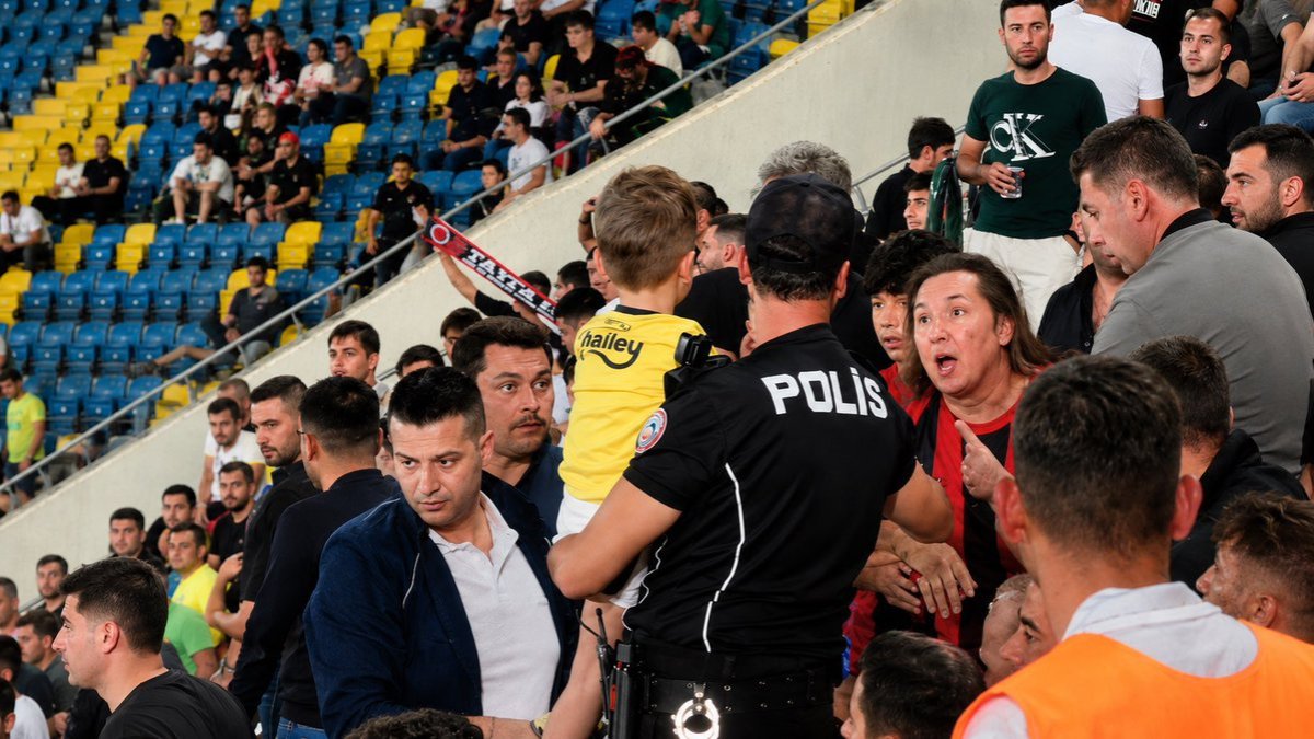 Şenel Akdemir kimdir, ne iş yapıyor? Fenerbahçe formalı çocuğa tribünde saldıran isim hakkında flaş karar