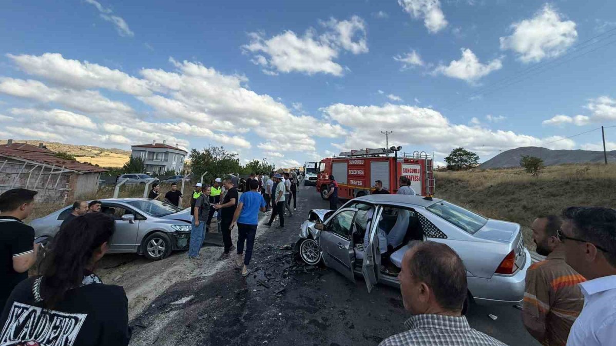 Çorum’da iki otomobil kafa kafaya çarpıştı: 7 yaralı