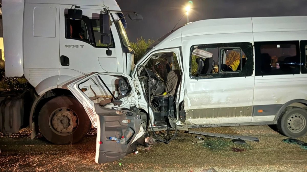 Hatay'da feci kaza: 1 ölü, 14 yaralı