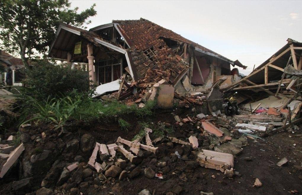 Endonezya'da 7,7 büyüklüğündeki depremde can kaybı 53'e çıktı