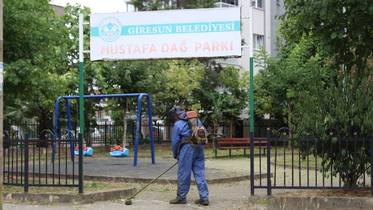 Giresun Belediyesi park ve bahçelerde temizlik çalışmalarını sürdürüyor