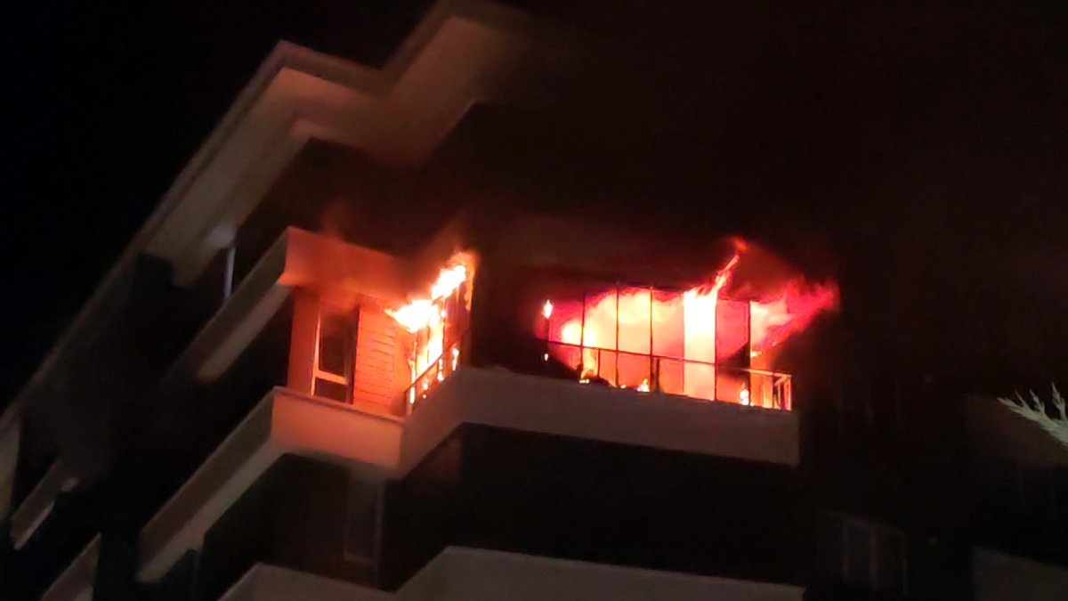 Aksaray'da yangın: Binada mahsur kalan 14 kişi dumandan etkilendi