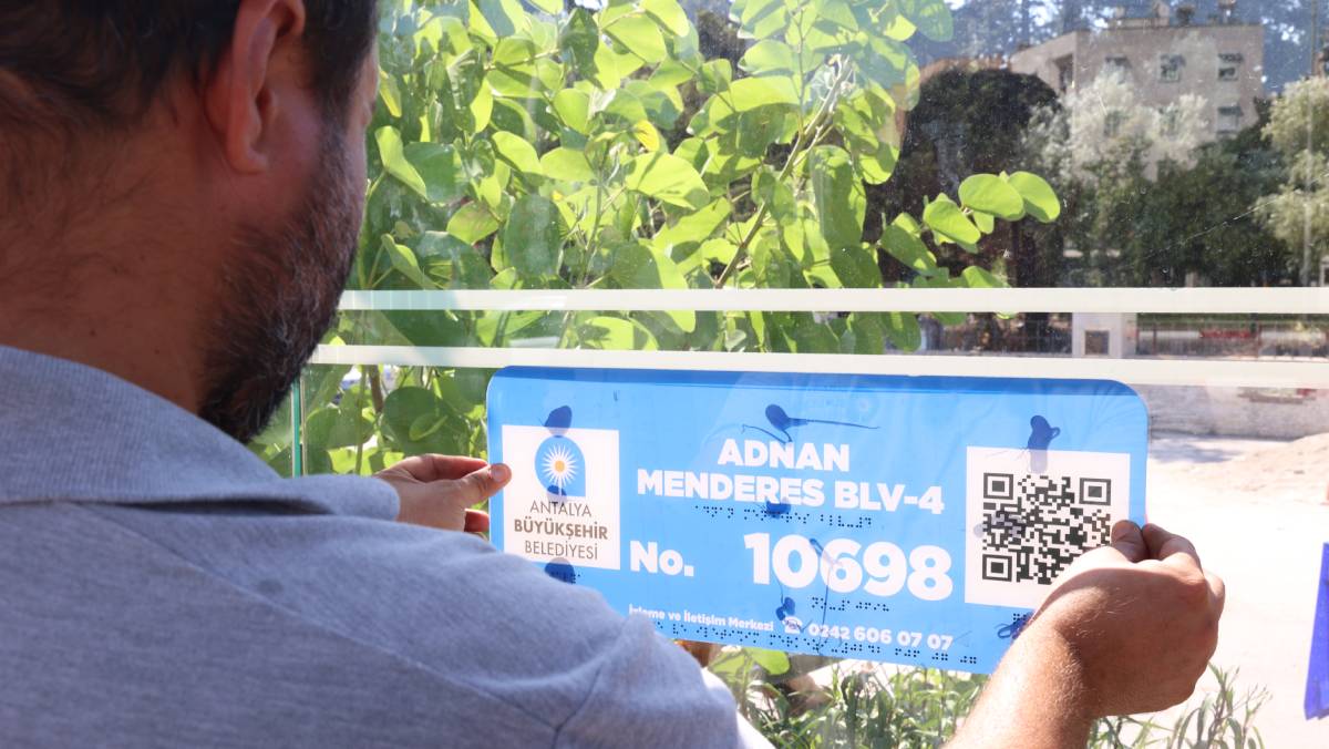 Büyükşehirden engelli dostu ulaşım atağı: Antalya'da duraklara Braille ve QR kodlu levhalar yerleştiriliyor
