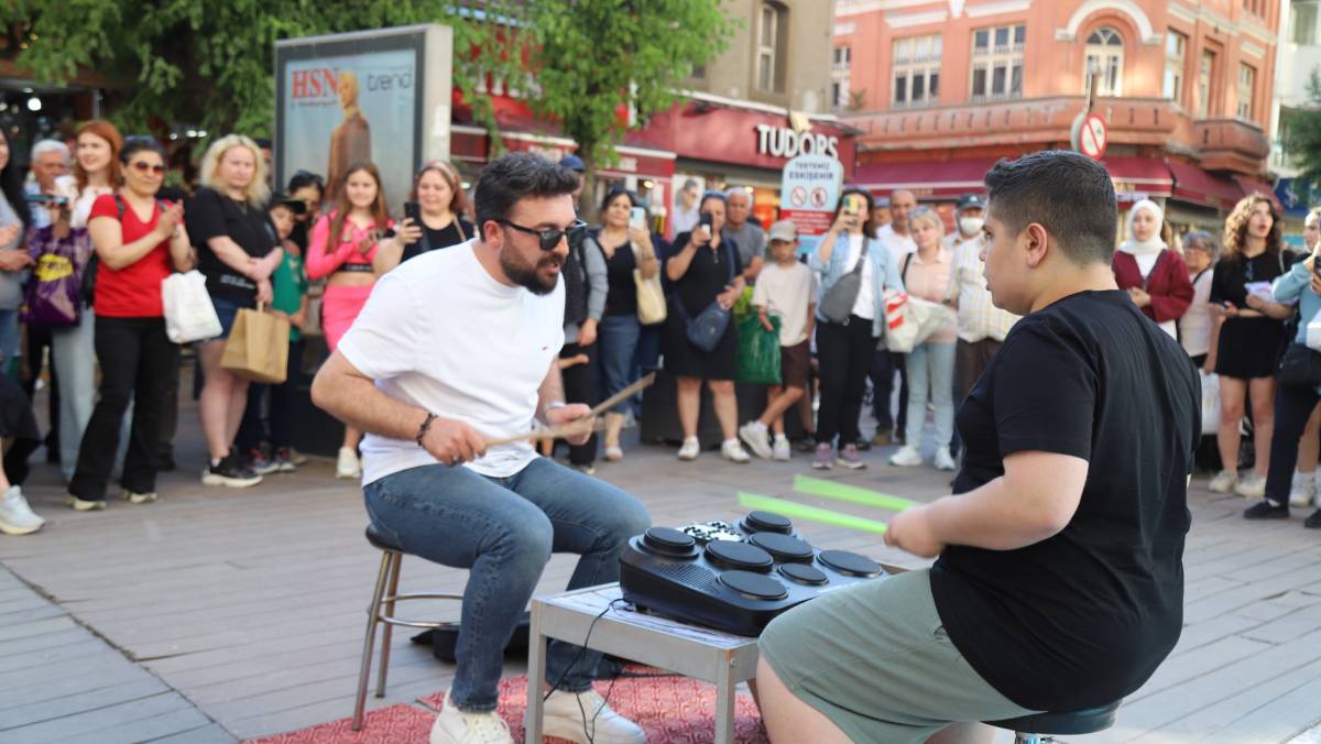 Sokaklarda bu ay da “Sahne Senin” heyecanı