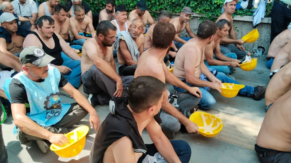 Madencilerden Bakanlık önünde baretli protesto: Haklarımızı almadan gitmiyoruz
