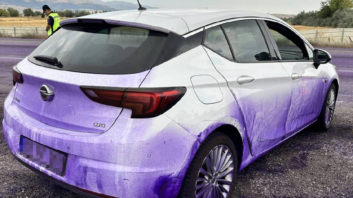Yola dökülen boya sürücüleri çıldırttı: Otomobiller mora boyandı