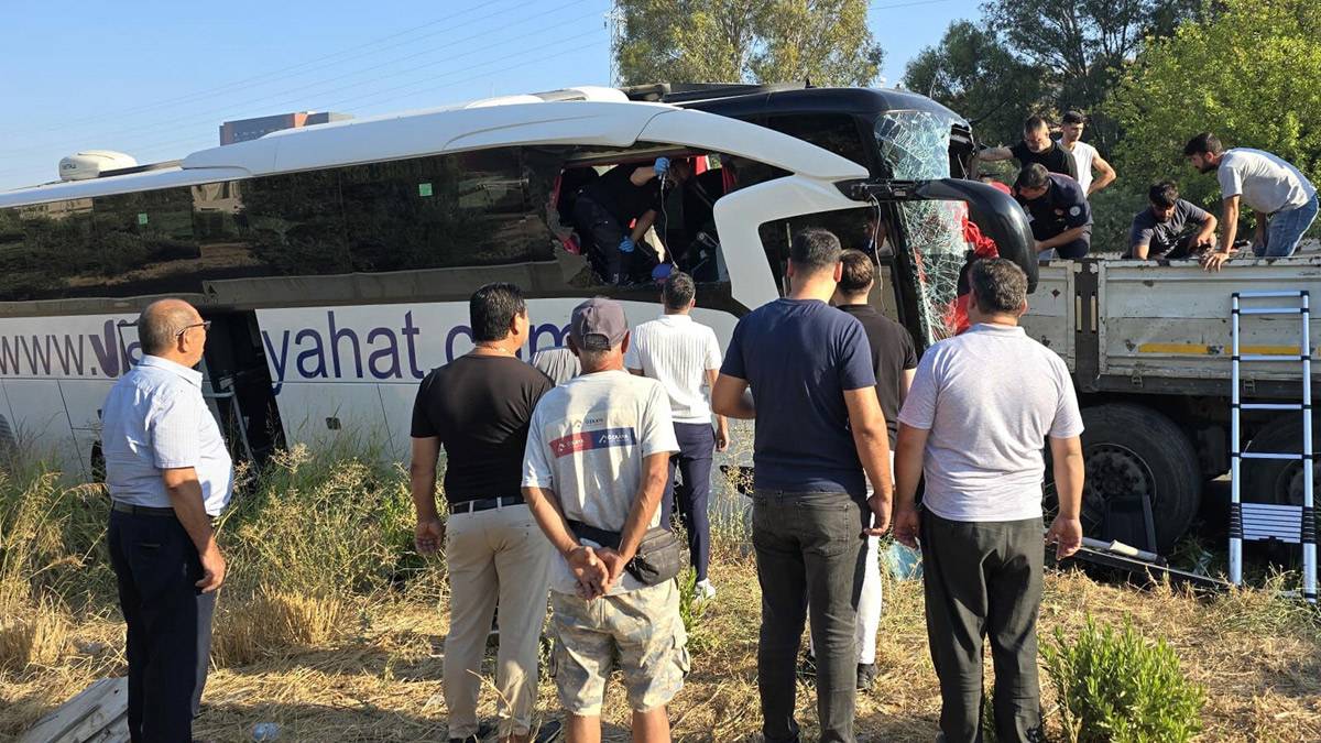 Milas’ta tur otobüsü tıra çarptı: 2 ölü, 8 yaralı