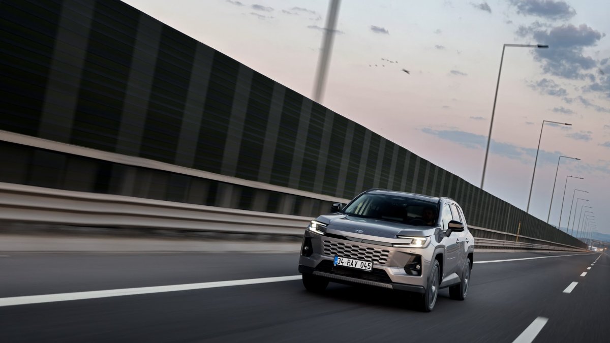 Toyota RAV4 tamamen yenilendi: 194 HP hibrit, 4x4 ve 5,3 litre tüketimle Türkiye’ye geliyor