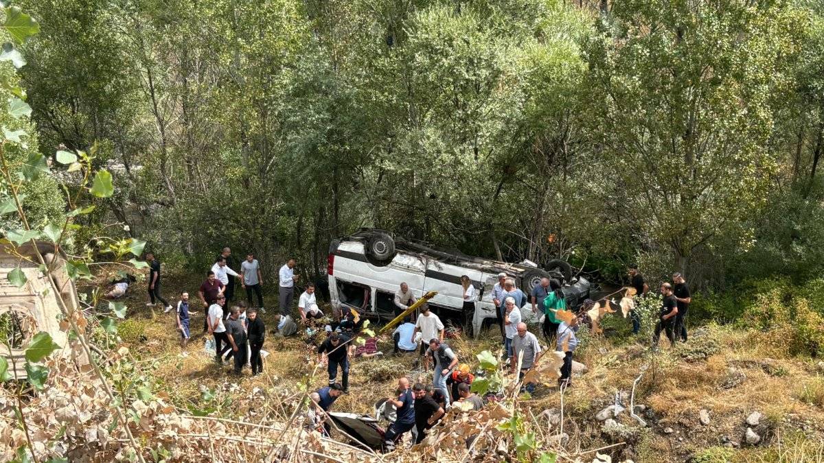 Sivas'ta katliam gibi kaza! Minibüs uçuruma yuvarlandı: 4 kişi öldü, 10 kişi yaralandı