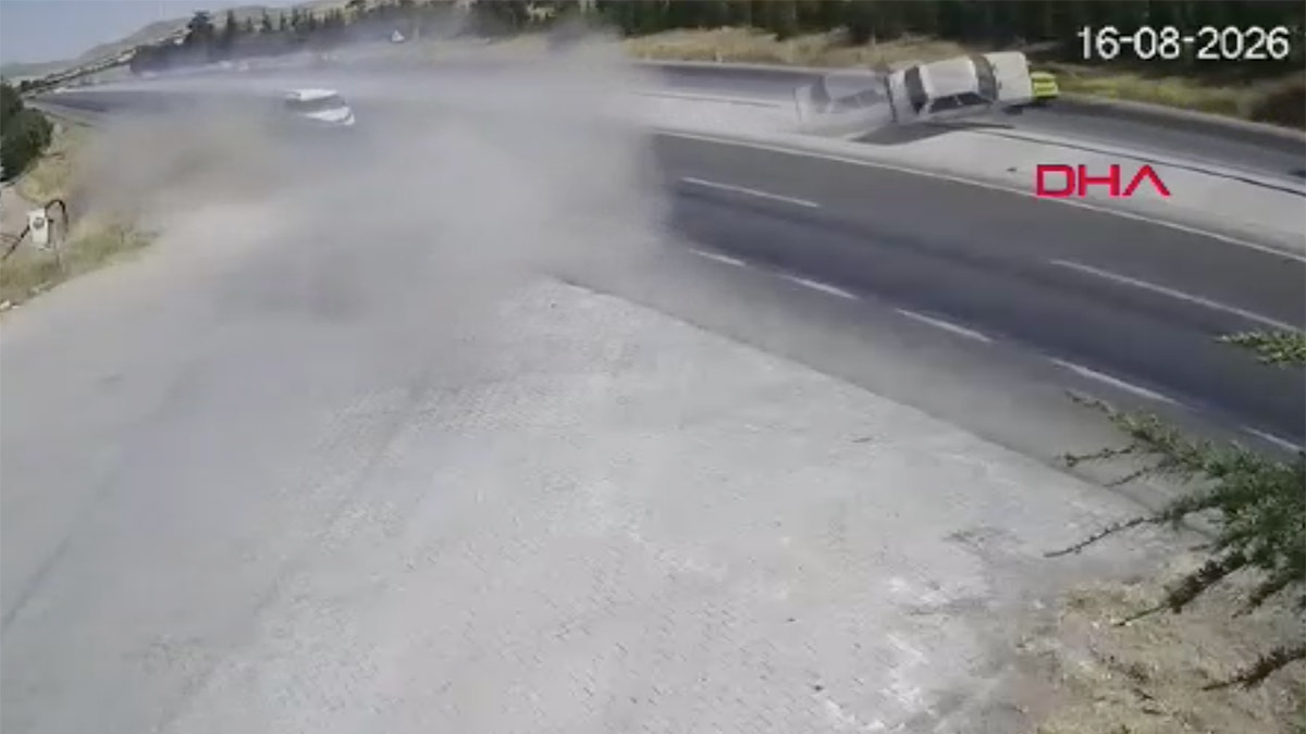 Konya'da korkunç kaza: Otomobil karşı şeride geçti! 2 kişi hayatını kaybetti